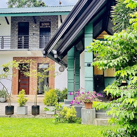 Aura Villa 波隆纳鲁沃 外观 照片